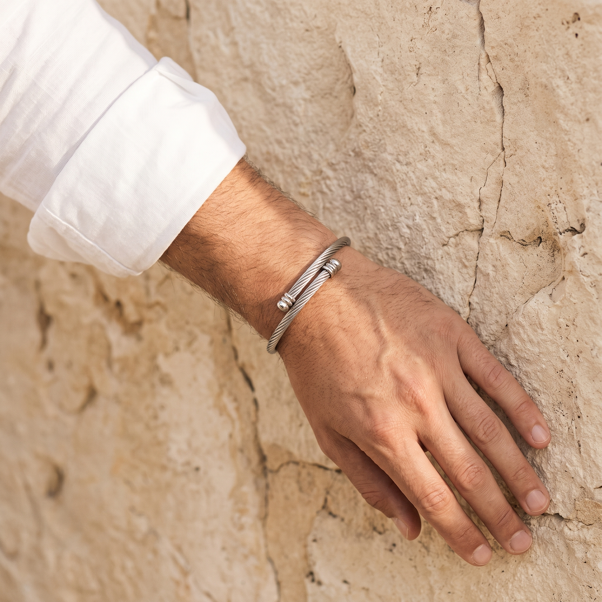 Armband aus Edelstahl von STYLE4HIM am Handgelenk