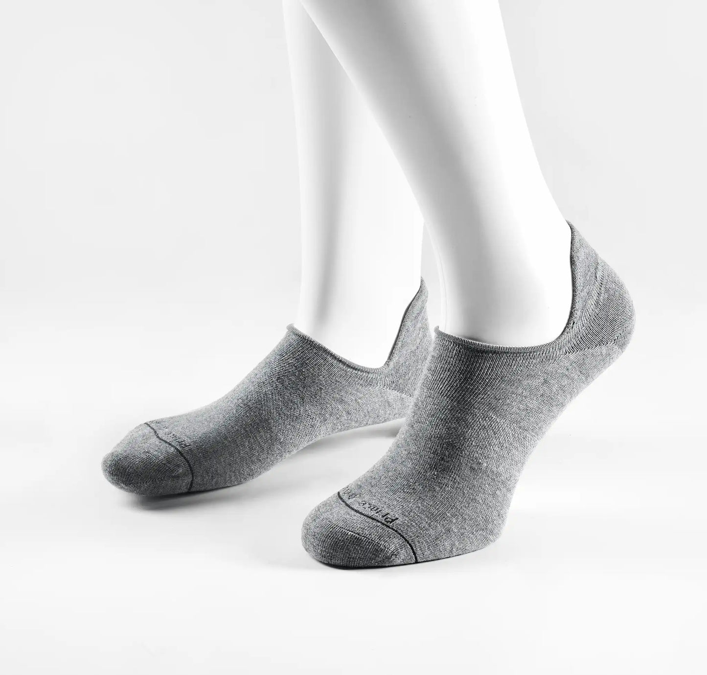 (Grau) Sneaker Socken Herren – Trageansicht am Fuß unsichtbarer Schnitt