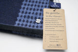 (Dunkelblau) Herrenschal Bambusfasern – Detailansicht Prince Bowtie Label