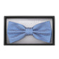 (Blau) Herrenfliege aus 100% Seide in Blau mit feinem Kachelmuster, in Geschenkbox fotografiert