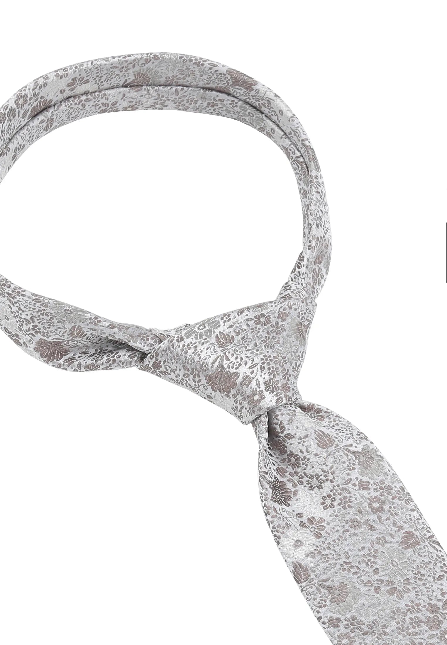 (Taupe) Hochzeitskrawatte Floral Seide – Detailansicht gebundener Knoten