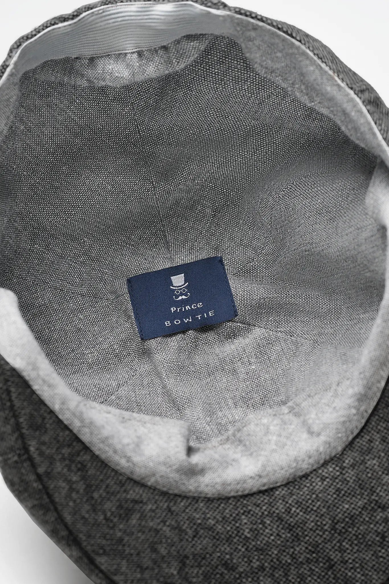(Anthrazit) Schiebermütze Tweed – Innenseite mit Prince Bowtie Label