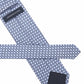 (Hellblau) Krawattenknoten-Detail mit Würfelmuster, Nahaufnahme freigestellt