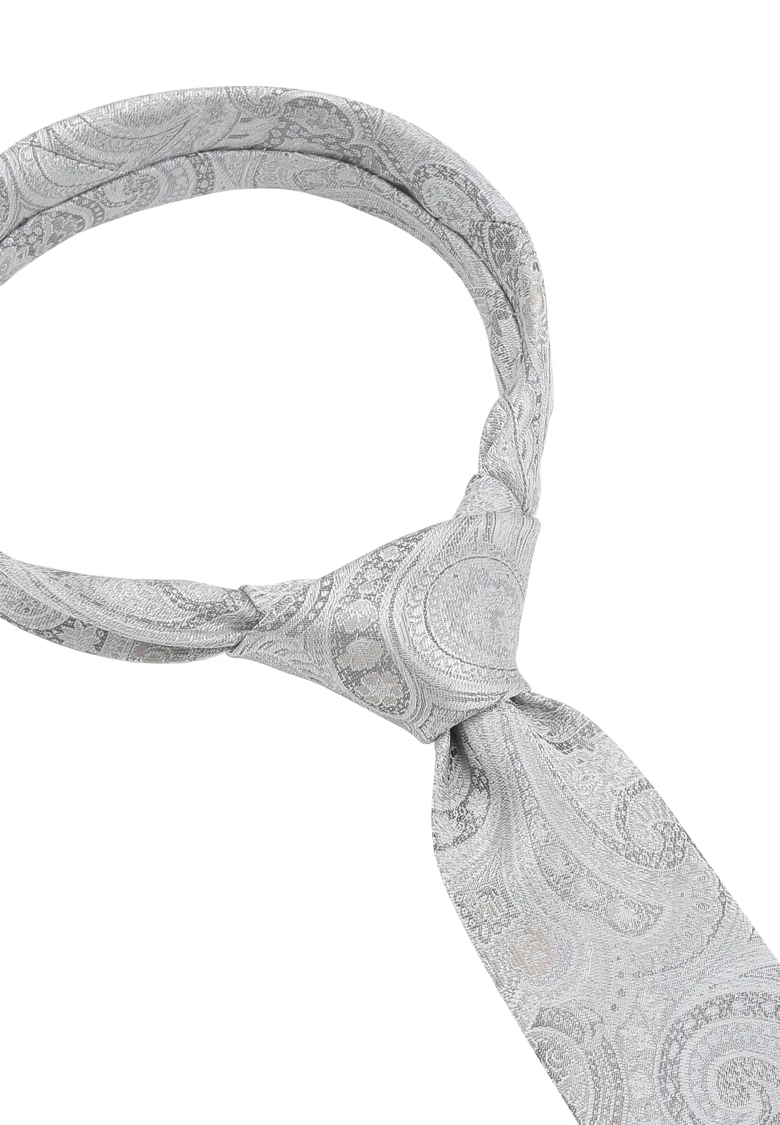 (Silber) Hochzeitskrawatte Paisley – Detailansicht gebundener Knoten