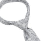 (Silber) Hochzeitskrawatte Floral – Detailansicht gebundener Knoten