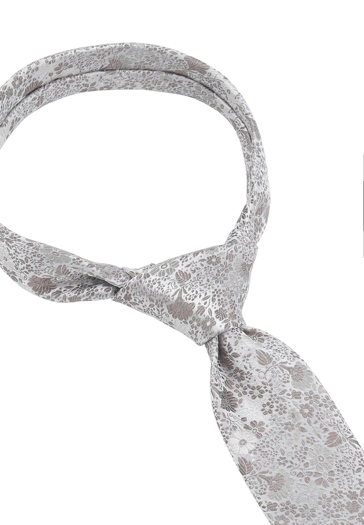 (Taupe) Hochzeitskrawatte Floral – Detailansicht gebundener Knoten