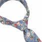 (Blau) Krawatte Blumenmuster – Detailansicht gebundener Knoten