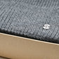 (Grau) Herrenschal Mütze Set Wolle – Detailansicht Logo-Pin in Box