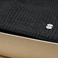 (Schwarz) Herrenschal Mütze Set Wolle – Detailansicht Logo-Pin in Box