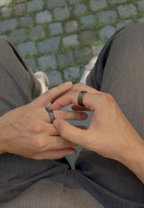 Ring aus Edelstahl – Rhone am Finger getragen – Gun Metal