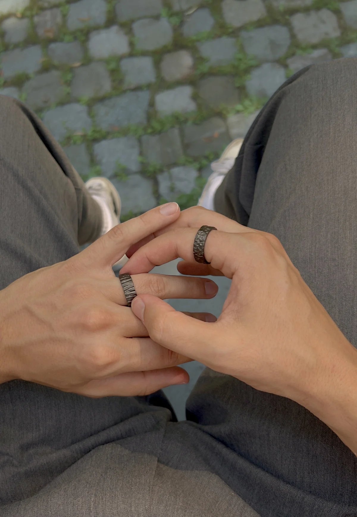 Ring aus Edelstahl – Rhone am Finger getragen – Gun Metal