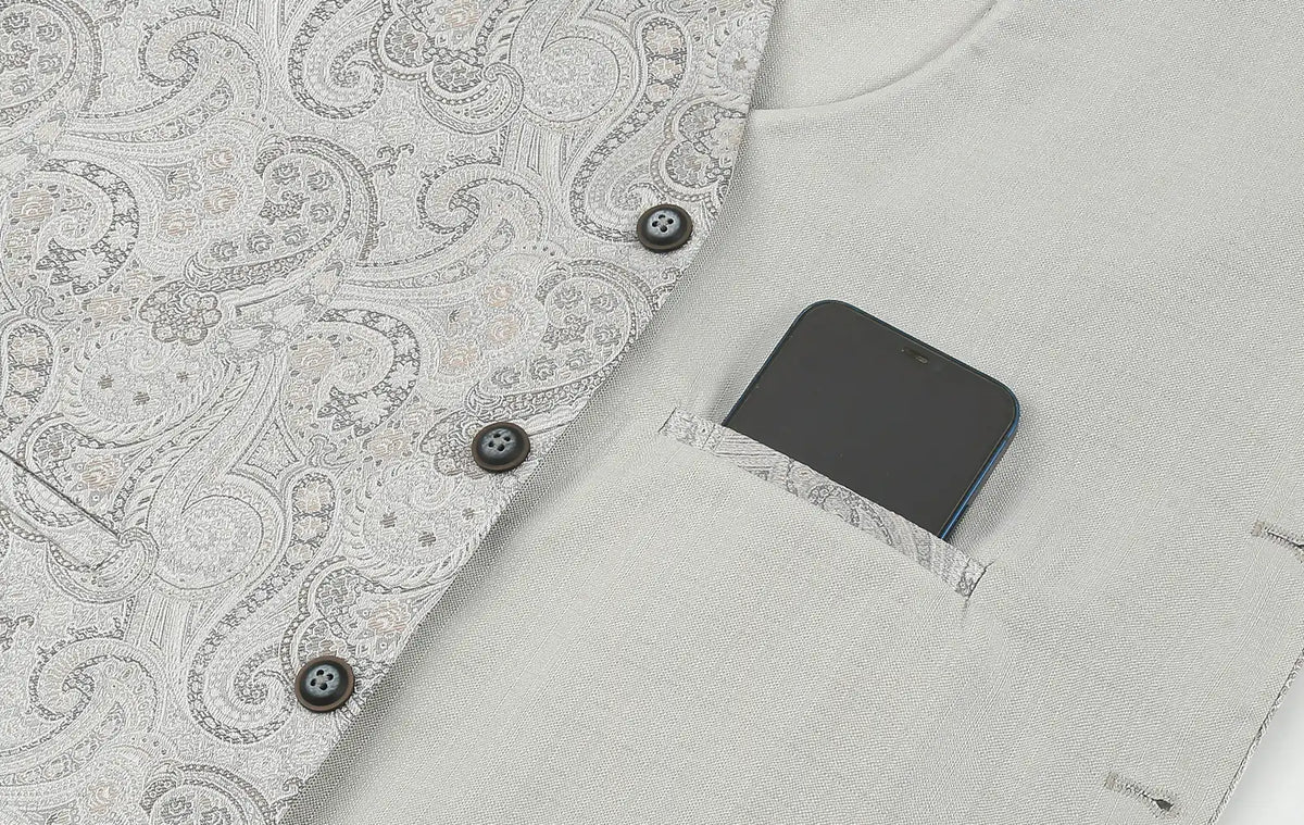 (Silber) Hochzeitsweste Paisley – Detailansicht Innentasche mit Handy