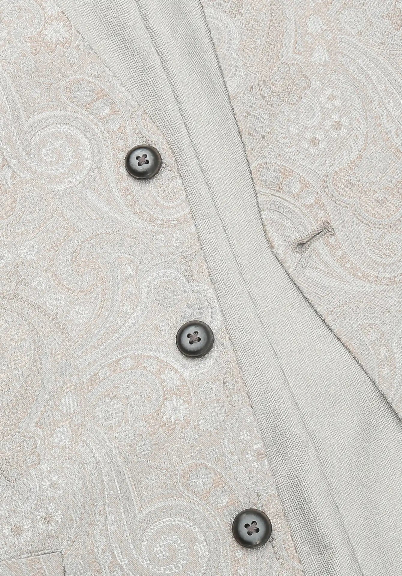 (Beige) Hochzeitsweste Herren Paisley – Detailansicht Knöpfe und Paisley-Muster