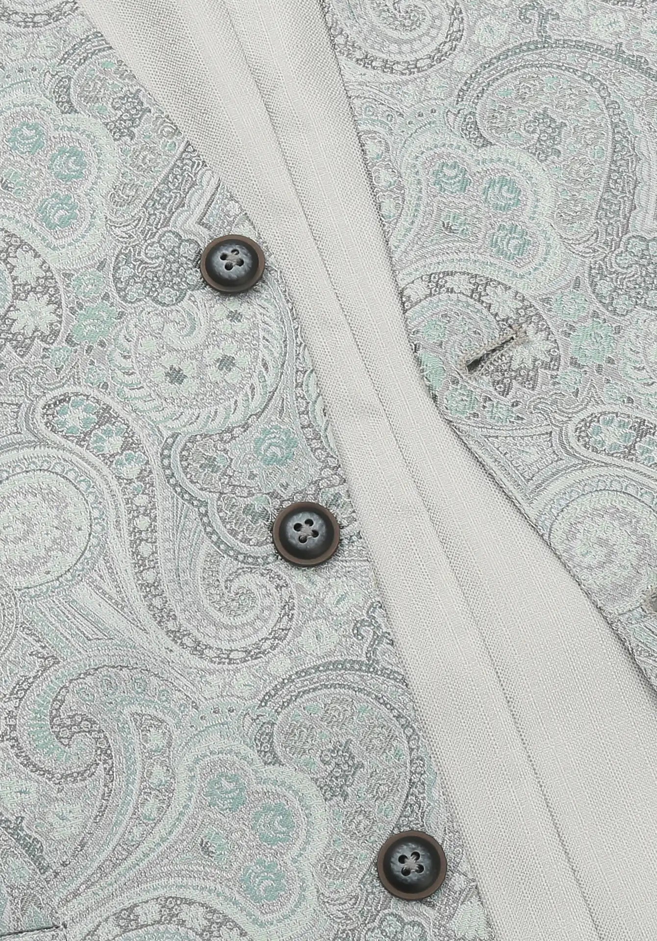 (Grün) Hochzeitsweste Herren Paisley – Detailansicht Knöpfe und Paisley-Muster