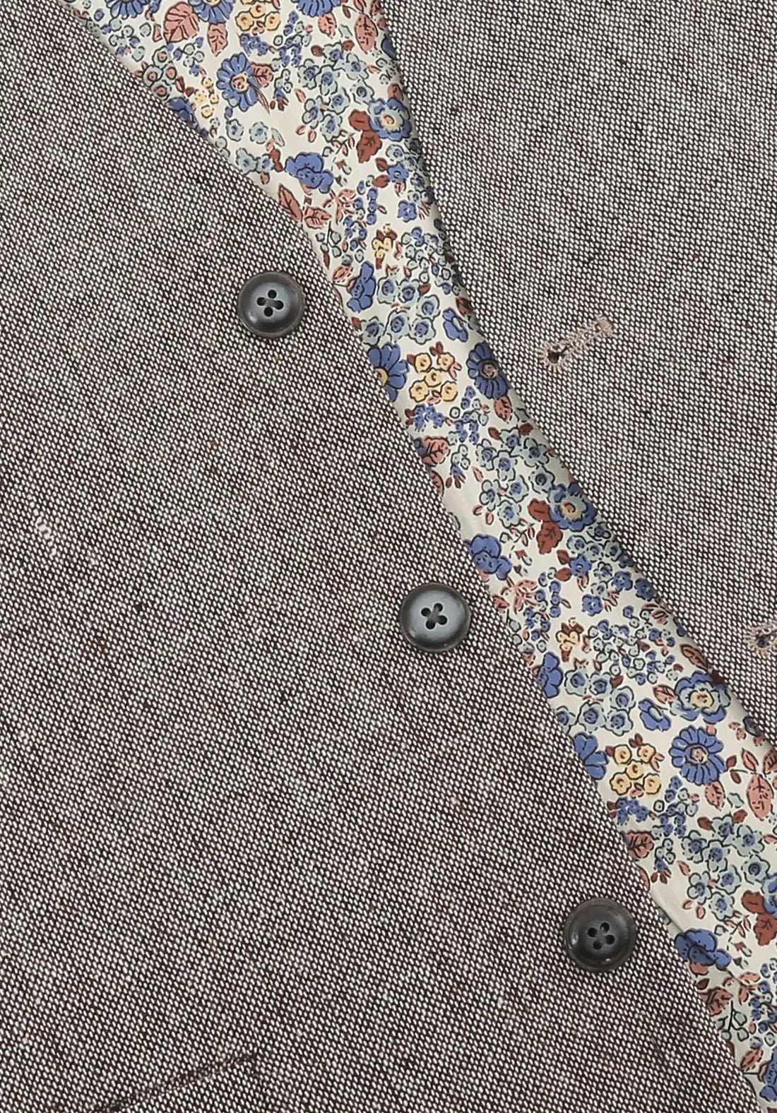 (Beige) Weste Tweed – Detailansicht Knöpfe und florales Innenfutter