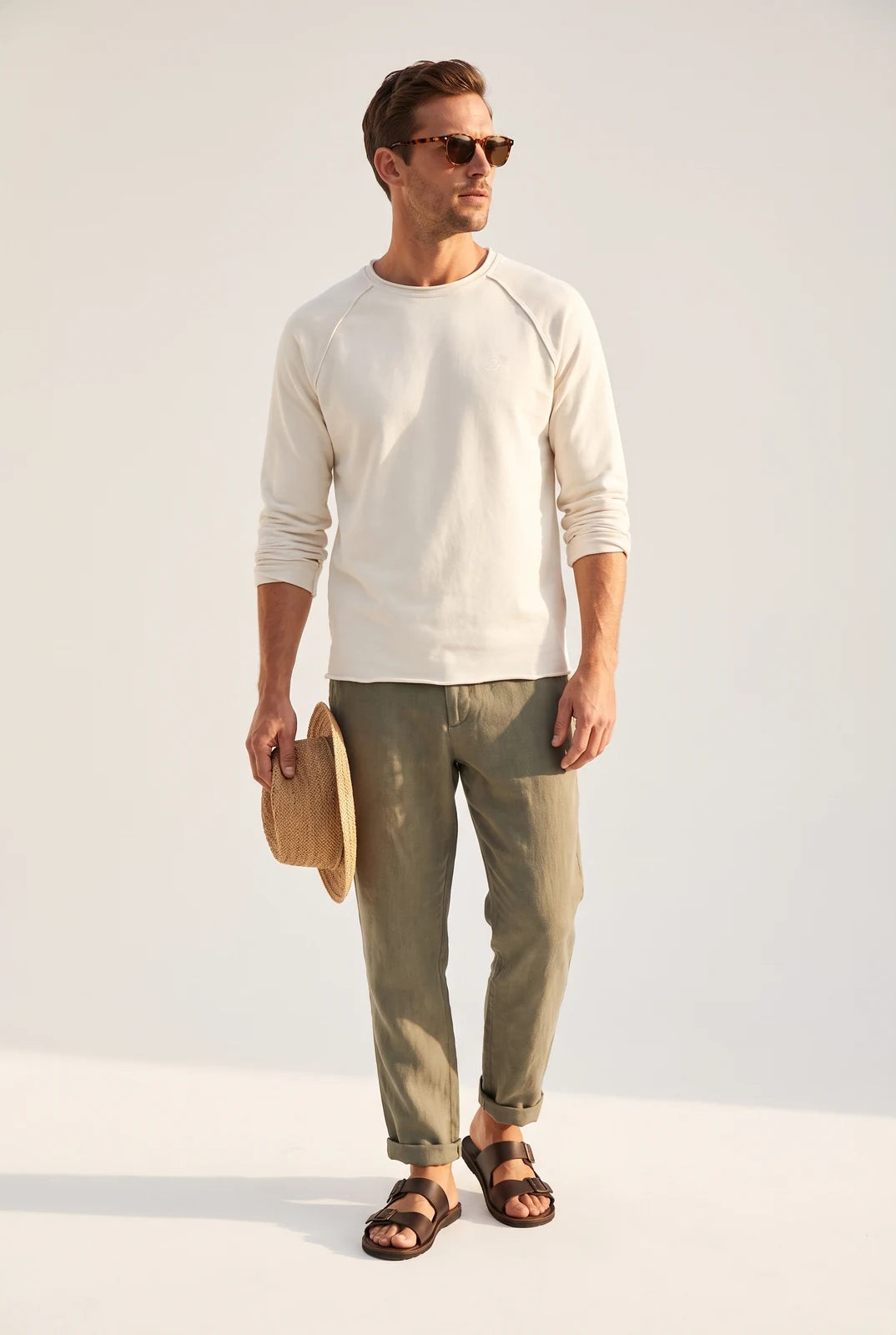 (Off-White) GAVILAN Soa Sweater – getragen mit Leinenhose und Sandalen