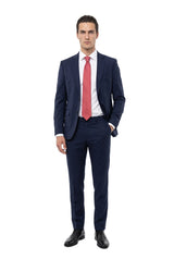 (Hellrot) seidenkrawatte herren picote schmal getragen ganzkörper look